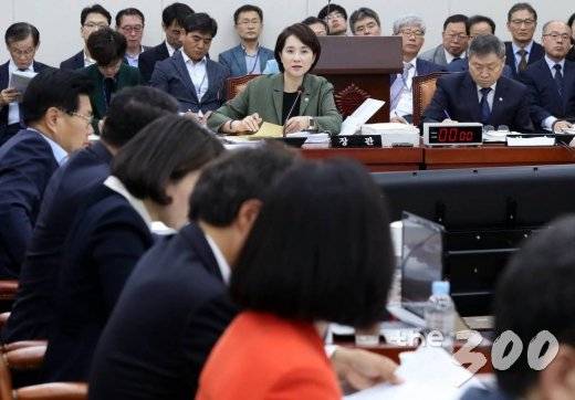 &nbsp;유은혜 사회부총리 겸 교육부 장관이 2일 오전 서울 여의도 국회에서 열린 교육위원회 국정감사에서 의원들의 질문을 경청하고 있다. / 사진=홍봉진 기자 honggga@