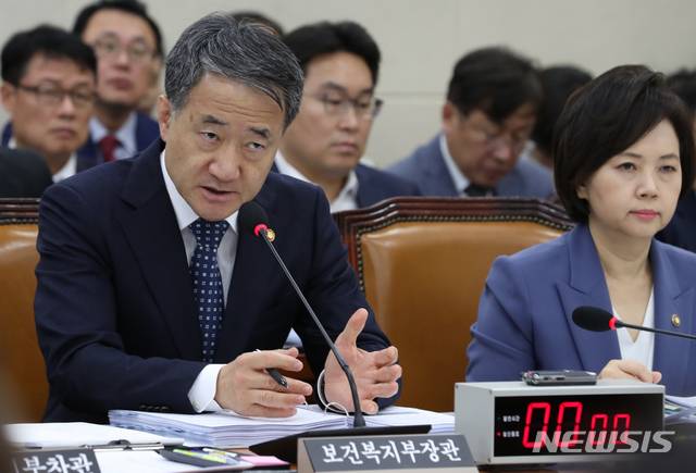 【서울=뉴시스】김명원 기자 = 박능후 보건복지부 장관이 21일 오후 서울 여의도 국회 보건복지위원회에서 열린 보건복지부·식품의약품안전처 등 감사 대상기관 종합 국정감사에 참고인으로 출석해 의원들의 질의에 답하고 있다. 2019.10.21. kmx1105@newsis.com
