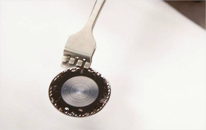 유타 대학 연구팀이 개발한 평면 렌즈. 연구팀은 일반 렌즈보다 훨씬 얇고 가벼워 군사용 드론 카메라나 야간 투시경 등에 사용할 수 있고, 2~3년 내에는 스마트폰 카메라 등 일반 소비자 제품으로 확산이 가능하다고 밝혔다. (사진=유타대학 공과대)