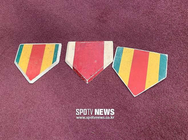 ▲ 빨간색으로 칠한 부분 위로 들어오는 공을 놓치지 않게 하기 위한 키움 특별 제작 훈련용 홈플레이트. ⓒ고척돔, 고유라 기자