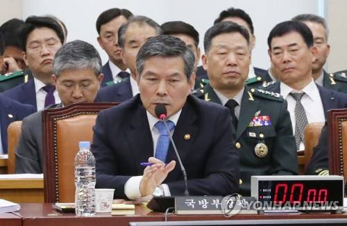 답변하는 정경두 장관 (서울=연합뉴스) 이진욱 기자 = 정경두 국방부 장관이 21일 오전 국회에서 열린 국방위 국정감사에 출석, 의원 질의에 답변하고 있다. 2019.10.21 cityboy@yna.co.kr