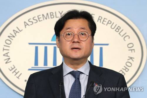 브리핑 하는 홍익표 더불어민주당 홍익표 수석대변인이 3월 4일 오전 국회 정론관에서 현안브리핑을 하고 있다. [연합뉴스 자료사진]