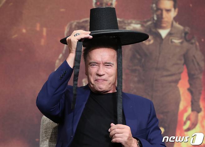 할리우드 배우 아놀드 슈왈제네거가 21일 서울 종로구 포시즌스 호텔 서울에서 열린 영화 ‘터미네이터 : 다크 페이트’ 내한 기자회견에 참석해 선물 받은 갓을 쓰고 있다. '터미네이터: 다크 페이트'는 심판의 날 그 후 미래에서 온 '슈퍼 솔져' 그레이스와 최첨단 기술력으로 무장한 최강의 적 터미네이터 Rev-9의 새로운 운명의 격돌을 그린 블록버스터다. 2019.10.21/뉴스1 © News1 권현진 기자