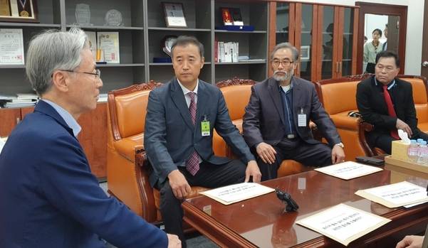 22일 오후 정교모 집행위원들이 국회 법제사법위원장인 여상규 자유한국당 의원을 만나 공수처 법안의 문제점에 대해 얘기하고 있다. /최지희 기자