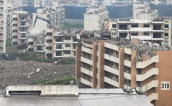 상한제 적용을 피하기 위해 입주자모집승인 신청을 추진하며 사업 속도를 높이고 있는 강동구 둔촌주공 아파트 철거 현장. /조선일보DB