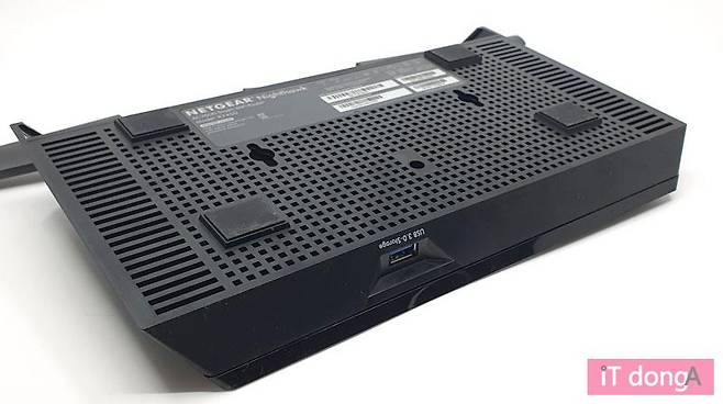 본체 전면에 USB 3.0 포트, 바닥에는 2개의 벽걸이 설치용 홈이 있다