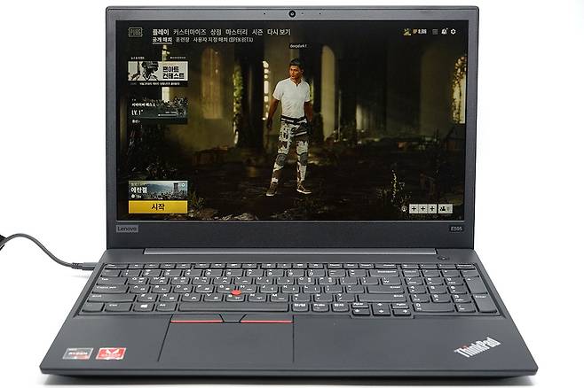 내장 그래픽 자체의 성능은 좋지만 고사양 게임을 처리할 수 있는 수준은 아니다. 해상도와 그래픽 효과 등을 줄이면 비교적 쾌적해진다.