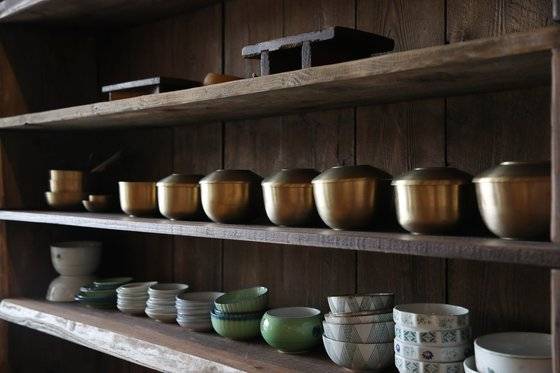 두수고방의 한 쪽 벽을 채우고 있는 그릇장. 처음엔 장식용으로 설치했는데, 지금은 실제로 사용하는 그릇들을 놓는 공간이 점점 넓어지고 있다. 우상조 기자