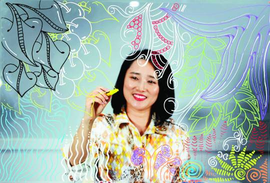 공인젠탱글교사 정아랑씨가 지난 2일 서울 강남구 한국젠탱글협회 사무실에서 젠탱글을 하고 있다. 정씨는 “젠탱글을 하다보면 어느새 몰입하고 있는 자신을 발견한다”며 “집중력 향상은 물론 긴장 이완에 도움이 된다”라고 말했다. 흰 종이에 그림이 채워지는 만큼 마음은 비워지게 된다.