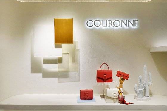 브랜드의 상징인 금색 사각 프레임을 이용해 꾸민 매장 인테리어.