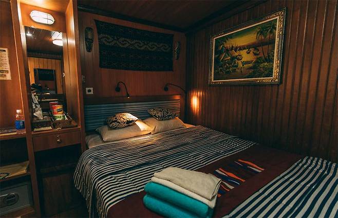 선실은 한 사람이 몸을 뉘면 가득 찰 크기다