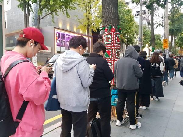 가로수길 애플스토어에서 아이폰11 시리즈와 애플워치5를 구매하기 위해 줄을 선 고객들. /이경탁 기자