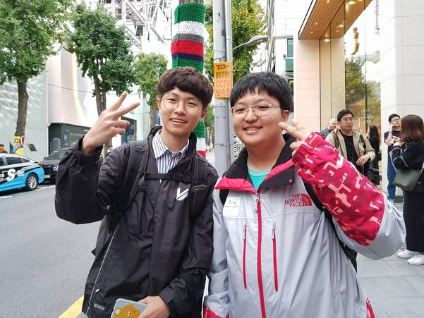 애플스토어 1호 고객인 송영준(17, 왼쪽))군과 백두연(16)군. /이경탁 기자