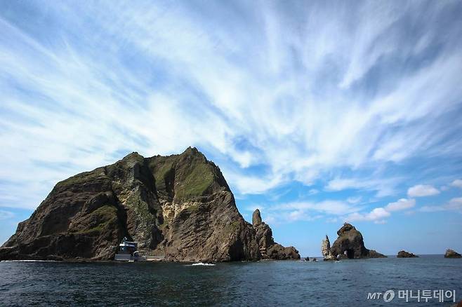 일본의 경제침략과 과거사 문제로 한국과 갈등이 고조되고 있는 지난 8월31일 오후, 독도(동도)에서 바라본 서도와 파란하늘. /사진=국회사진취재단