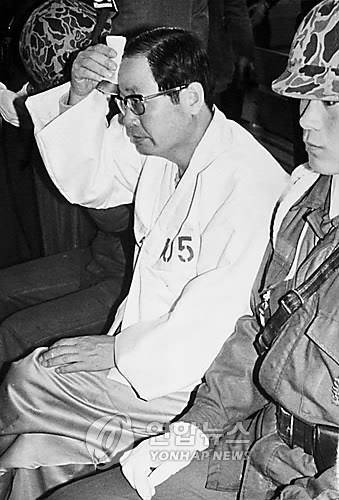 정승화 전 육군참모총장 선고 공판 (서울=연합뉴스) 정승화 피고인(전 육군참모총장겸 계엄사령관)이 1980년 3월 13일 계엄보통군법회의 내란방조 피의사건 선고공판에서 이마의 땀을 닦고 있다. 재판부는 징역 10년을 선고했으나 18일 형량 확인 과정에서 7년으로 감형됐다.1980.3.13(본사자료)(2019.10.25)