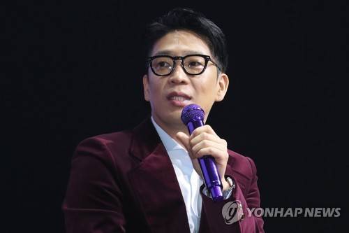 '병역 기피 논란 후 컴백하는 엠씨몽' (서울=연합뉴스) 강민지 기자 = MC몽(엠씨몽)이 25일 오후 서울 광진구 예스24라이브홀에서 열린 정규 8집 'CHANNEL(채널) 8'발매 기념 음감회에서 취재진의 질문에 답하고 있다. 2019.10.25 mjkang@yna.co.kr