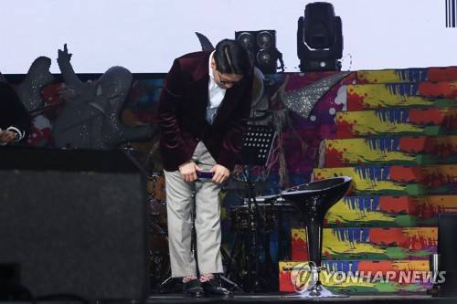 고개 숙여 인사하는 엠씨몽 (서울=연합뉴스) 강민지 기자 = MC몽(엠씨몽)이 25일 오후 서울 광진구 예스24라이브홀에서 열린 정규 8집 'CHANNEL(채널) 8'발매 기념 음감회를 마치며 고개 숙여 인사하고 있다. 2019.10.25 mjkang@yna.co.kr