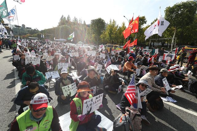 26일 서울 서초구 서초동 성모병원 인근에서 박정희 대통령 서거 40주년 태극기 집회가 열리고 있다. 연합뉴스