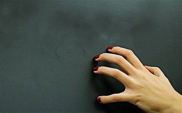 칠판을 손톱이나 분필로 긁는 소리는 사람이 듣기 싫어하는 소리 중 하나다. [중앙포토]