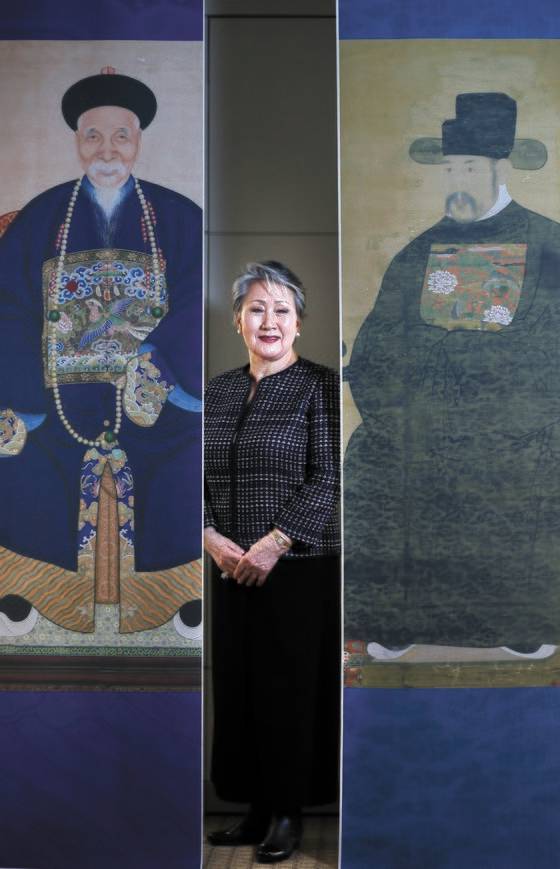 24일 숙명여대 정영양자수박물관 재개관전‘제왕의 사람들: 한국과 중국의 관료 복식’에서 만난 정영양 관장. 뉴욕에서 한국 자수의 아름다움을 알리고 있다. 신인섭 기자