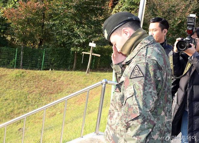 그룹 빅뱅 지드래곤(본명 권지용, 31)이 육군 현역 복무를 마치고 26일 오전 경기도 용인에 위치한 육군 지상작전사령부에서 전역신고를 마치고 팬들에게 인사를 하고 있다. / 사진=임성균 기자 tjdrbs23@