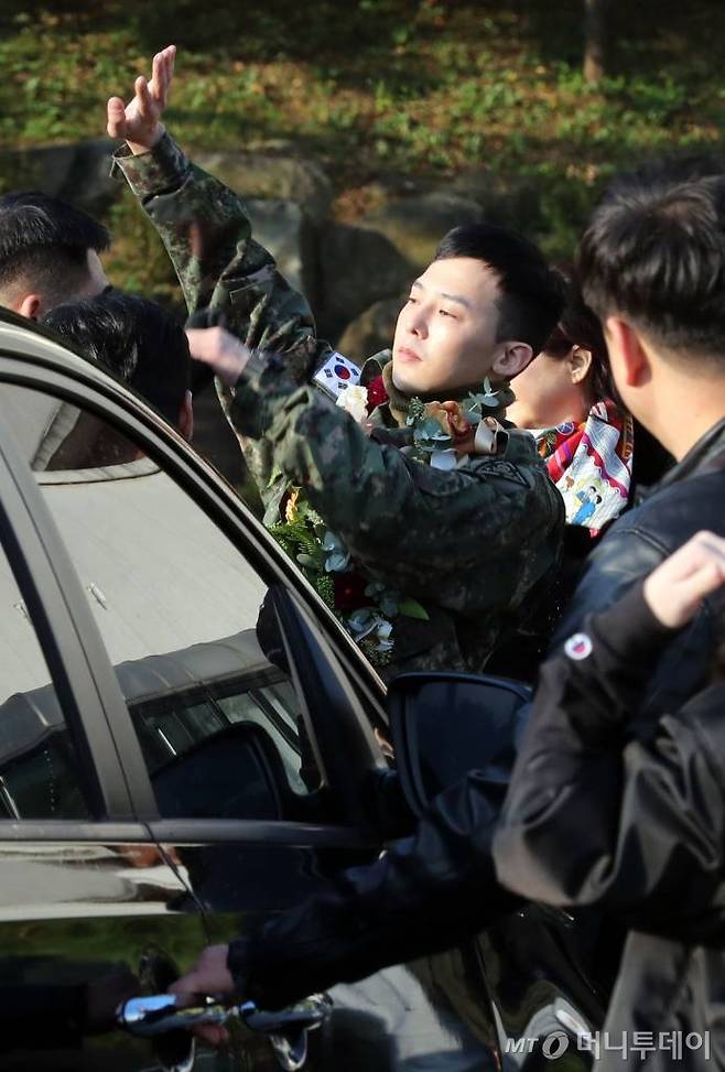 그룹 빅뱅 지드래곤(본명 권지용, 31)이 육군 현역 복무를 마치고 26일 오전 경기도 용인에 위치한 육군 지상작전사령부에서 전역신고를 마치고 팬들에게 인사를 하고 있다. / 사진=임성균 기자 tjdrbs23@
