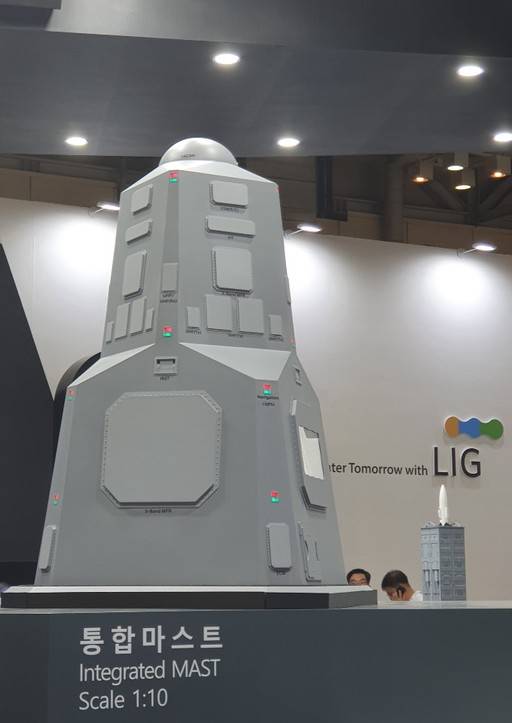 LIG 넥스원이 제안하는 통합마스트. 한화시스템과 달리 상부 구조물을 45도로 꺾어서 설치했다. 부산=박수찬 기자