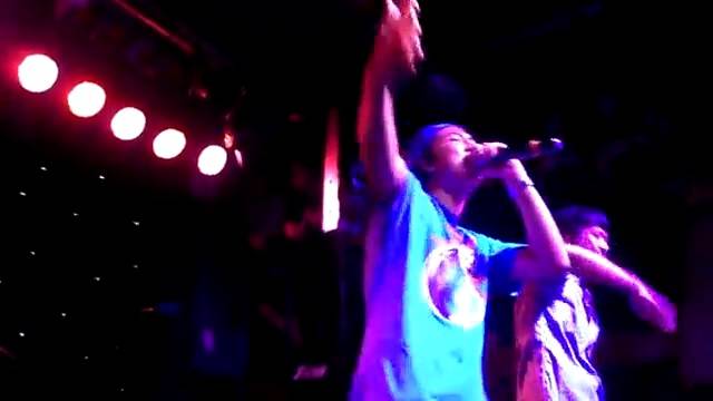 런치란다 시절 한 소공연장에서 랩 공연을 벌이고 있는 RM(왼쪽). /온라인 커뮤니티