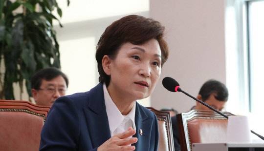 김현미 국토부 장관이 24일 국회에서 열린 법사위 전체회의에 출석해 의원 질의에 답변하고 있다.<연합뉴스>