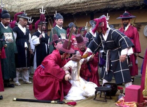 SBS 드라마 '여인천하'에서 경빈박씨에게 사약을 내리는 장면. 역적이나 왕실 인사에게 사약을 가져가는 것은 주로 의금부의 금부도사가 맡았다. [자료=SBS]