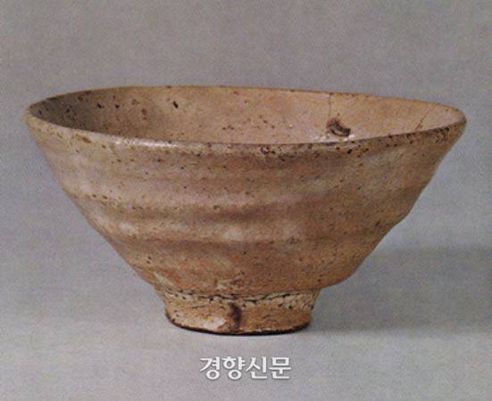 시바타이도. 오다 노부나가가 시바타 가츠이에에게 선물로 준 조선제 막사발, 사발에 ‘시바타이도(柴田井戶)’라는 이름을 새겨 주었다. 이 찻잔은 일본의 중요문화재로 지정돼있다. |네즈(根津)박물관 소장