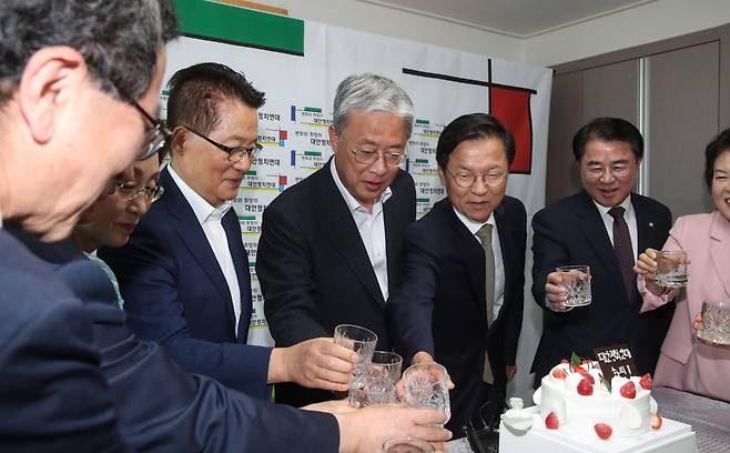 여의도 파라곤빌딩에서 열린 대안정치 창당준비기획단 사무실 현판식에서 유성엽 대표(가운데)와 박지원, 천정배 의원 등 참석자들이 건배를 하고 있다. 연합뉴스
