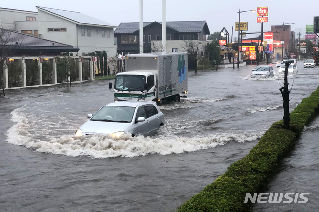 【나리타=AP/뉴시스】제21호 태풍 '부알로이'가 일본 도쿄 남동쪽 해상에서 접근하는 가운데 25일 도쿄 동쪽 나리타에 호우가 내려 거리가 물에 잠겨 있다. 이날 내린 폭우로 도쿄 동부 지역 도시들에 홍수가 나 이달 초 태풍 하기비스로 피해를 입은 지역에 피해가 늘어날 것이 우려되고 있다. 2019.10.25.