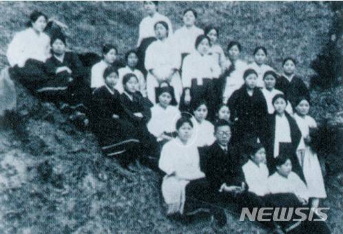 【서울=뉴시스】동래일신여학교 시절의 선생. (사진=국가보훈처 제공) photo@newsis.com