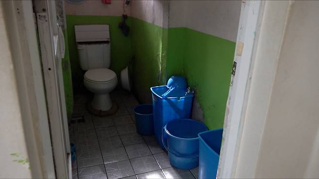 재소자 12명이 사용하는 화장실.