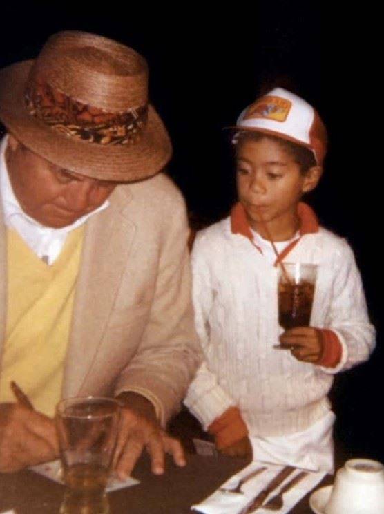 1982년 미국 캘리포니아주 샌저신토 소보바 스프링스 골프장에서 당시 70세의 샘 스니드(왼쪽)와 7살의 타이거 우즈가 만났다. 우즈가 스니드로부터 사인을 받고 있는 모습. 트위터 캡처