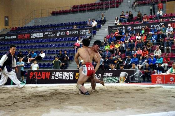 황찬섭(오른쪽·청샅바) 선수가 지난 9월 '위더스제약 2019 용인장사씨름대회'서 허선행(양평군청) 선수를 상대로 기술을 사용하는 모습. [대한씨름협회]
