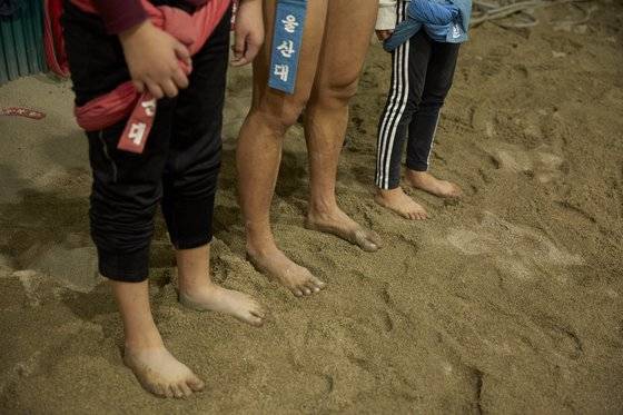 (왼쪽부터)승민, 노범수 선수, 김가영 학생의 발이다. 모래판에서 실컷 뛰놀고 나니 세 사람의 발은 얼룩졌다. "발 관리를 따로 하진 않아요." 노범수 선수가 웃으며 말했다.
