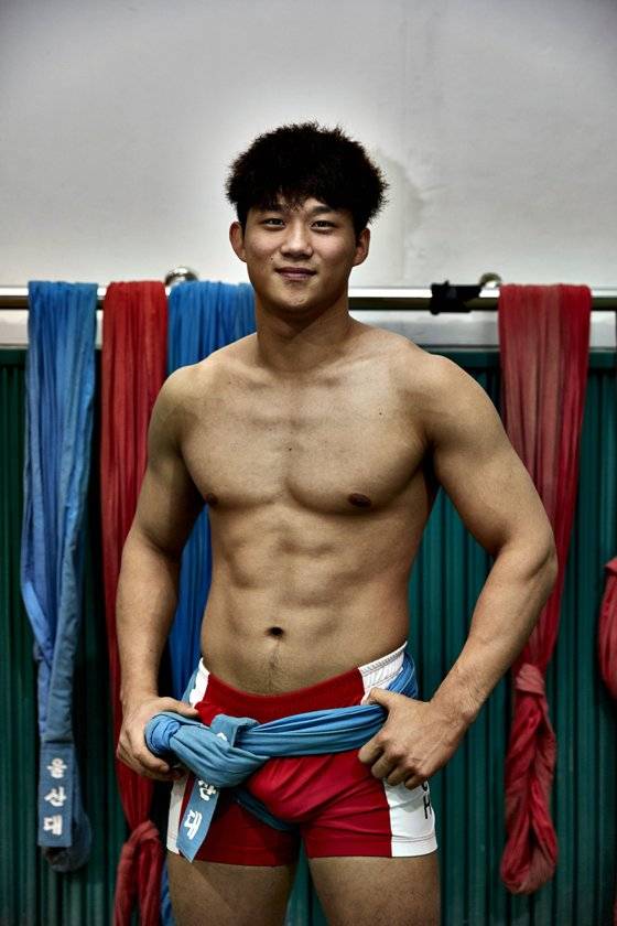 주명찬 울산대학교 씨름단 감독은 노범수 선수를 가리켜 "연습 때 100을 한다면 실전서 120을 발휘하는 선수"라고 강조한다. 그만큼 노 선수의 실력, 여유를 믿는다는 의미다.