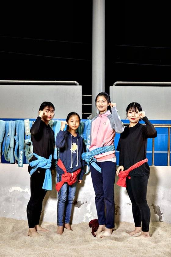 (왼쪽부터)오 선수, 가영·유림 학생, 정 선수가 기본 자세 강의 후 카메라를 향해 웃어 보였다.