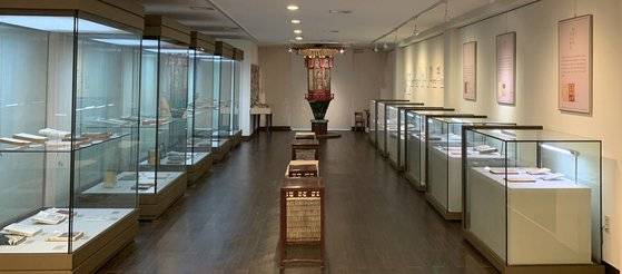 삼성출판박물관에서 열리고 있는 '책을 펴내다' 전시장 전경. [사진 삼성출판박물관]