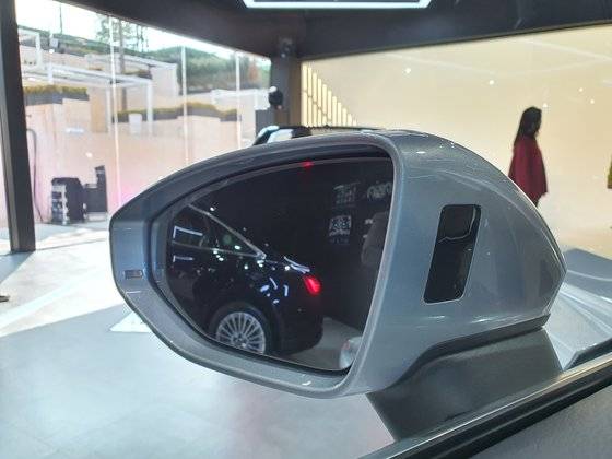 아우디 A6 사이드미러 안쪽에 점멸등이 배치되어 있다. 옆 차선에 차가 접근하면 이 등이 깜빡이면서 운전자가 쉽게 알 수 있도록 했다. [김효성 기자]