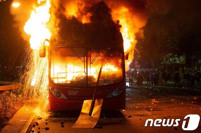 (산티아고 AFP=뉴스1) 우동명 기자 = 20일 (현지시간) 산티아고에서 지하철 요금 인상으로 촉발된 칠레 반정부 시위대의 방화로 버스가 불에 타고 있다.  © AFP=뉴스1  <저작권자 © 뉴스1코리아, 무단전재 및 재배포 금지>