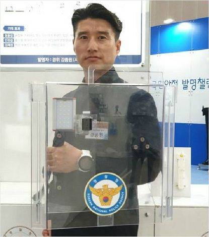 강종원 경위가 '2019 국민안전 발명챌린지 시상식'에서 스마트방패를 들고 포즈를 취하고 있다. (사진=강종원 경위 제공)