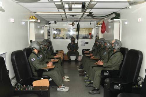 지난 9월 27일 국민조종사 후보자들이 충북 청주의 항공우주의료원에서 고공 저압 훈련을 받고 있다. 공군 제공