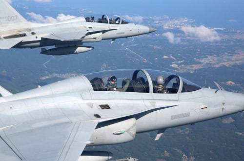 지난 21일 국민조종사로 선발된 세계일보 김선영 기자가 국산전투기 FA-50 비행체험을 하면서 엄지를 치켜들고 있다. 공군 제공