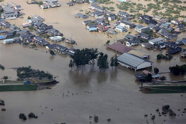 지난 13일 태풍 ‘하기비스’가 강타한 일본 나가노현 나가노시에 흐르는 하천 지쿠마가와가 범람해 인근 주택가가 침수된 모습.AFP 연합뉴스