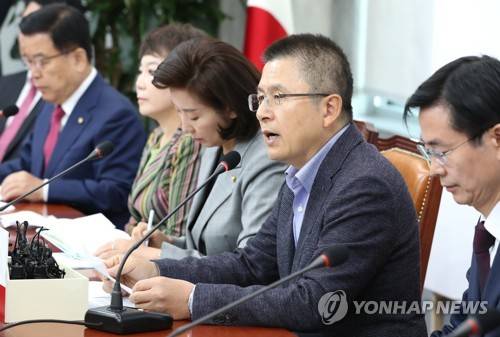 최고위원회의에서 발언하는 황교안 (서울=연합뉴스) 김주형 기자 = 자유한국당 황교안 대표(가운데)가 28일 오전 국회에서 열린 최고위원회의에서 발언하고 있다. kjhpress@yna.co.kr
