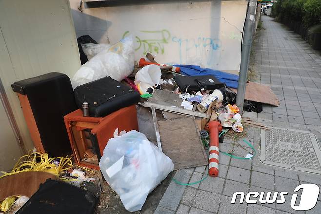 부산 해운대구 우동에 위치한 집창촌 일대가 쓰레기들로 가득차 있다.2019.10.29/© 뉴스1 박세진 기자