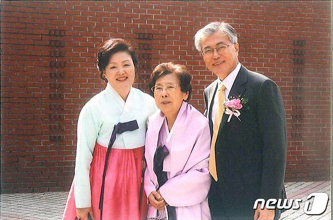 문재인 대통령과 김정숙 여사, 모친 강한옥 여사.  2017.5.10/뉴스1